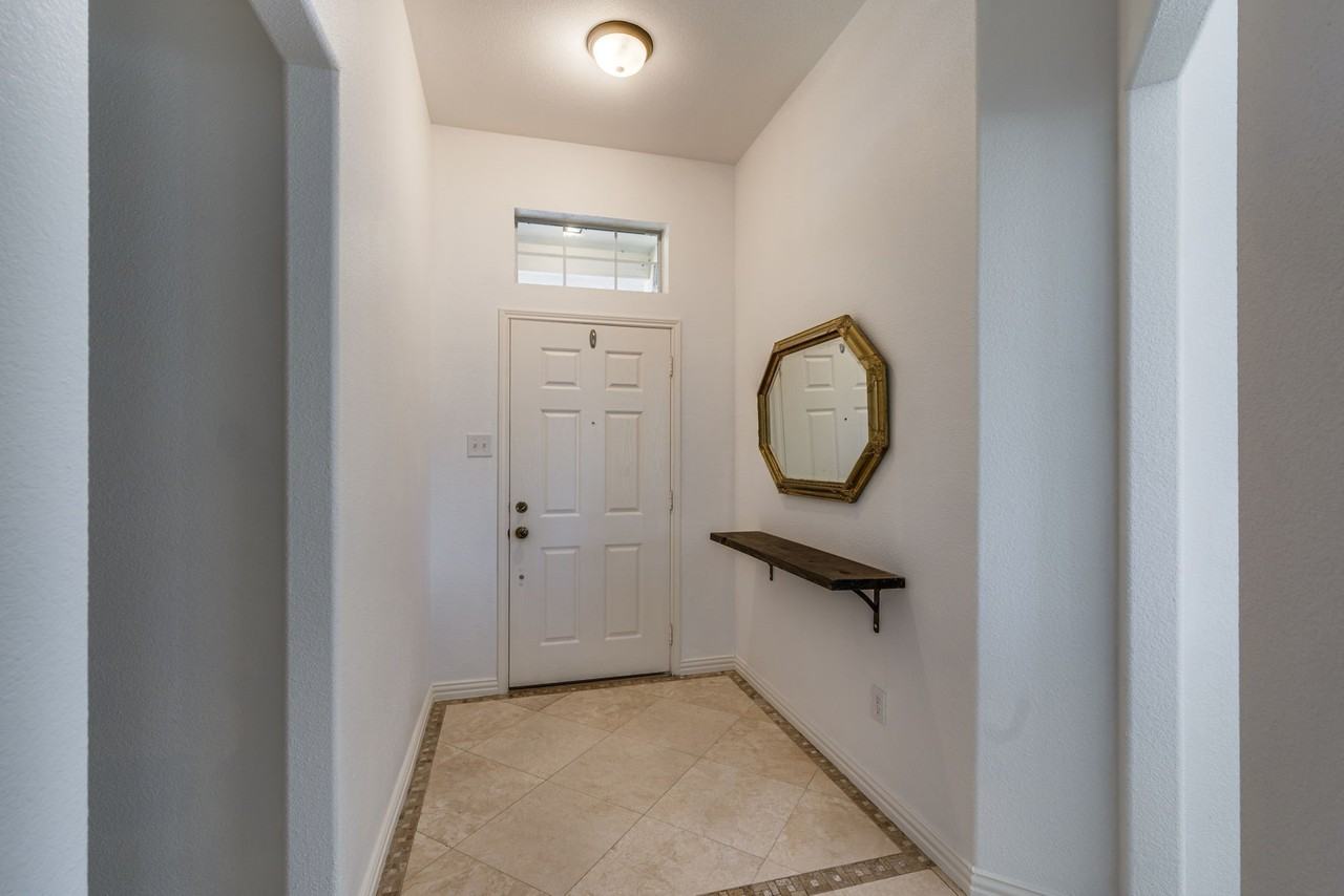 102 Canyon Ct - Photo 3 of 40