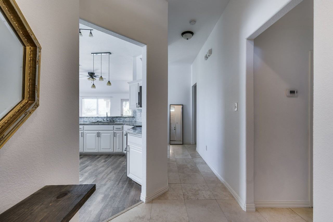 102 Canyon Ct - Photo 4 of 40