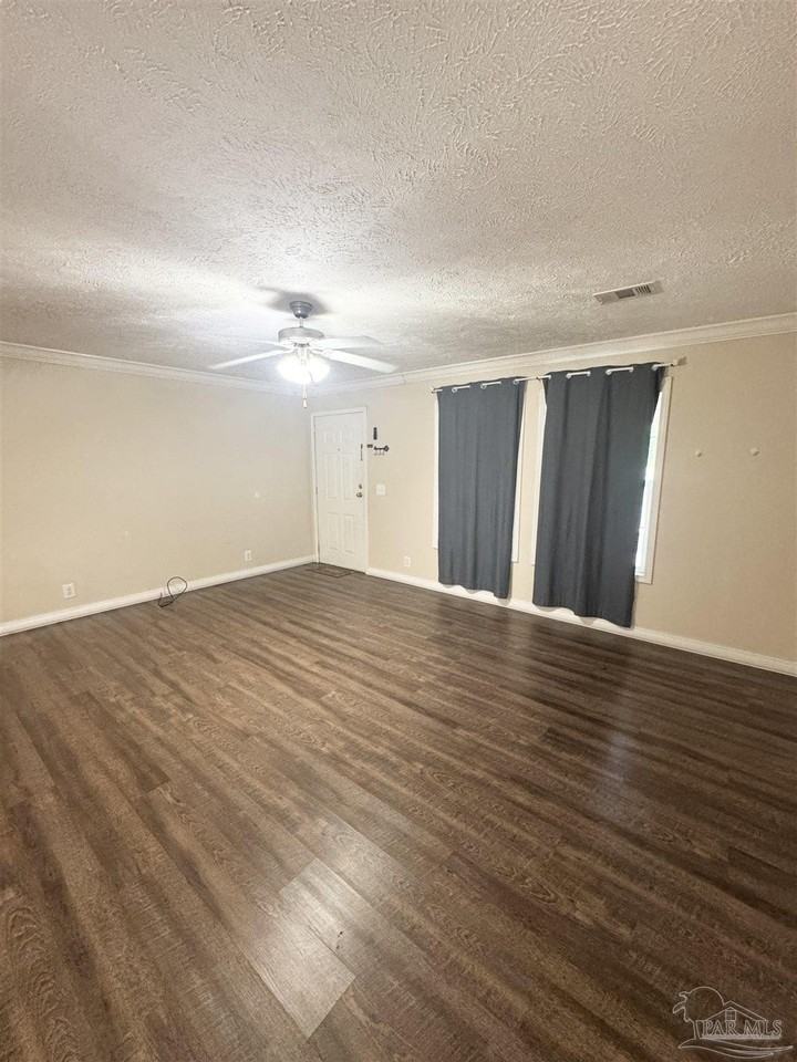 1002 Mills Ave - Photo 5 of 26