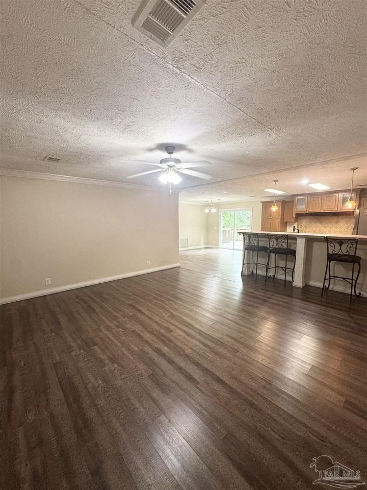1002 Mills Ave - Photo 6 of 26