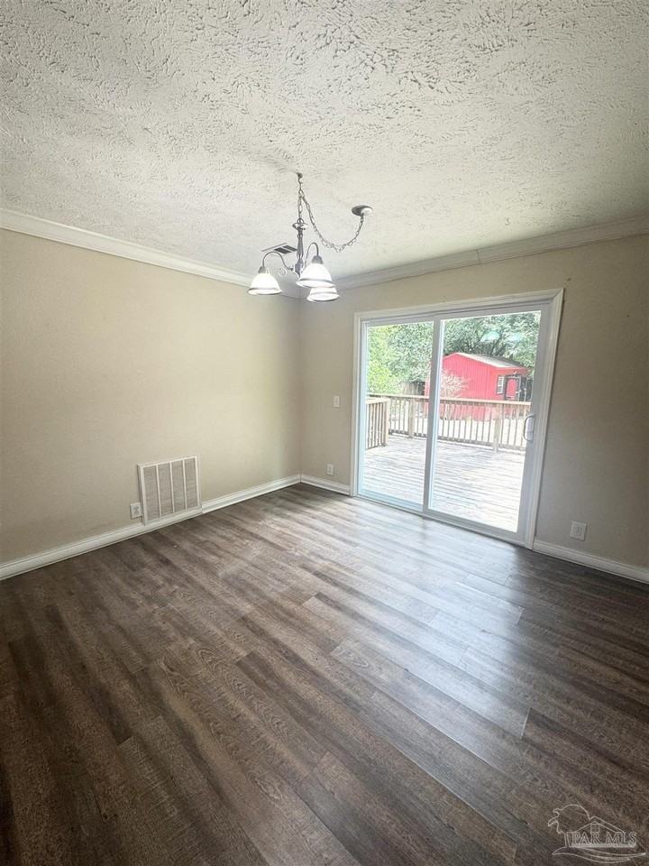 1002 Mills Ave - Photo 7 of 26