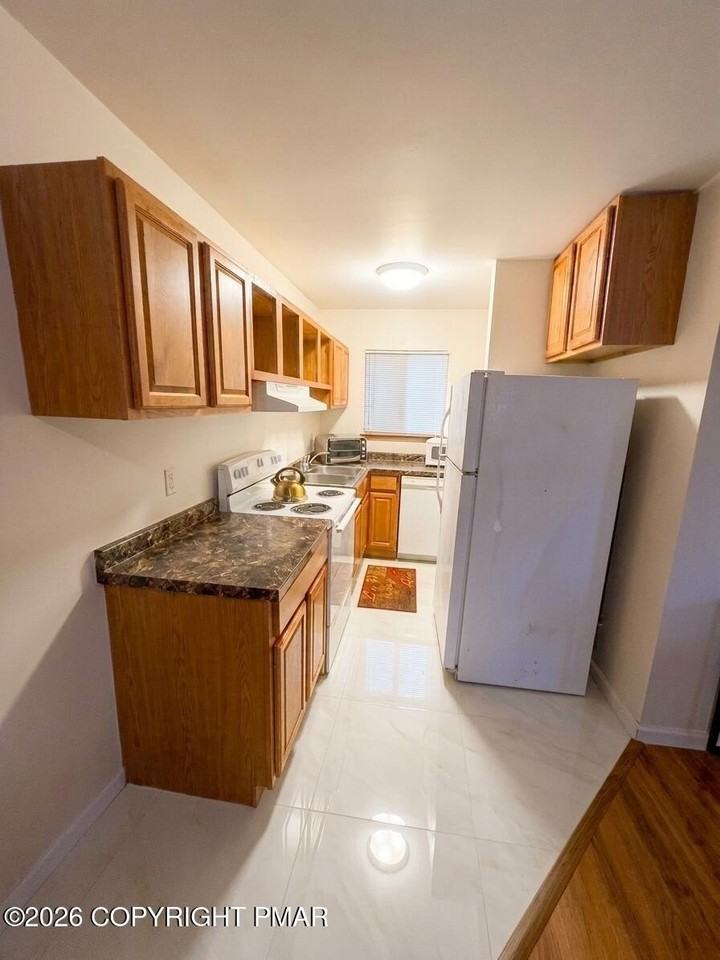 349 Crewe Ct - Photo 2 of 6