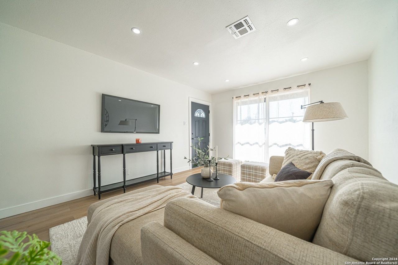 4339 Waikiki Dr - Photo 4 of 33