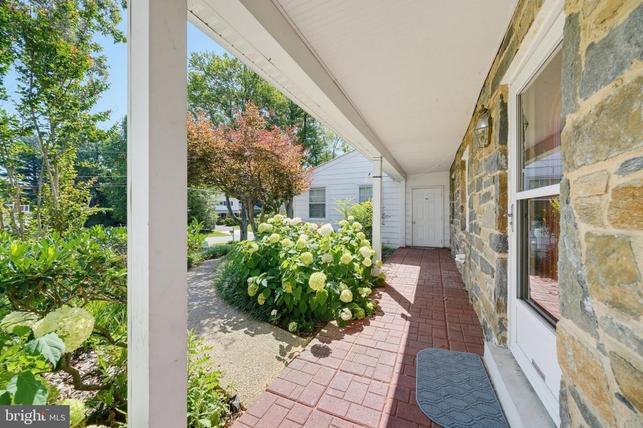 16818 Briardale Rd - Photo 4 of 45