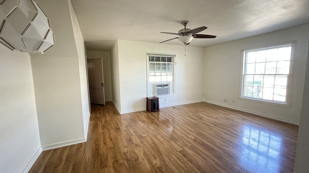 3821 Woodleigh St #1 - Photo 5 of 11