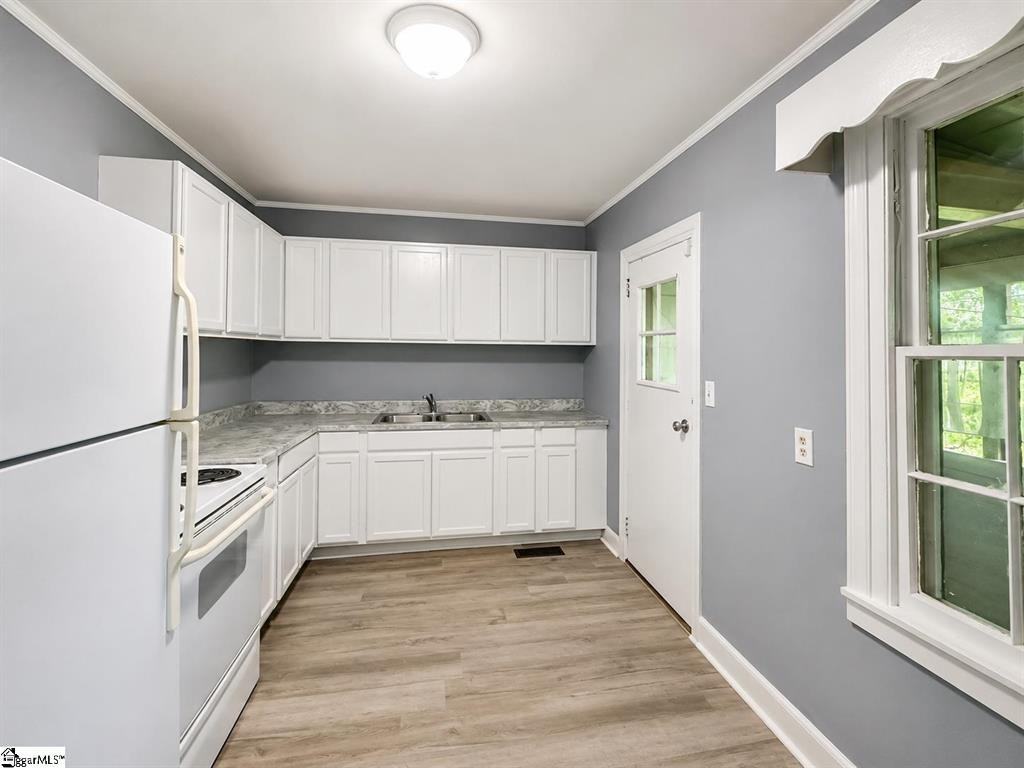 111 Bethune St S - Photo 4 of 11