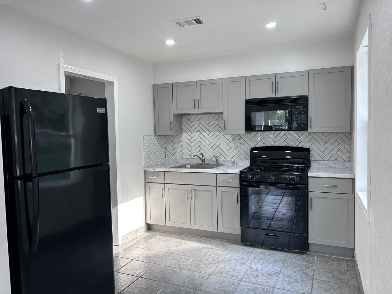 5213 Locust Ave - Photo 2 of 16