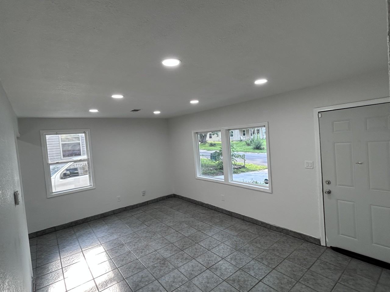 5213 Locust Ave - Photo 3 of 16
