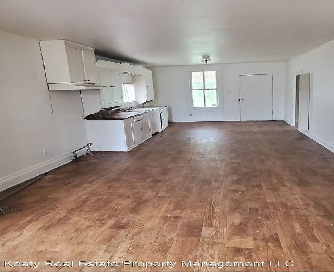 703 6th St #1 - Photo 3 of 5