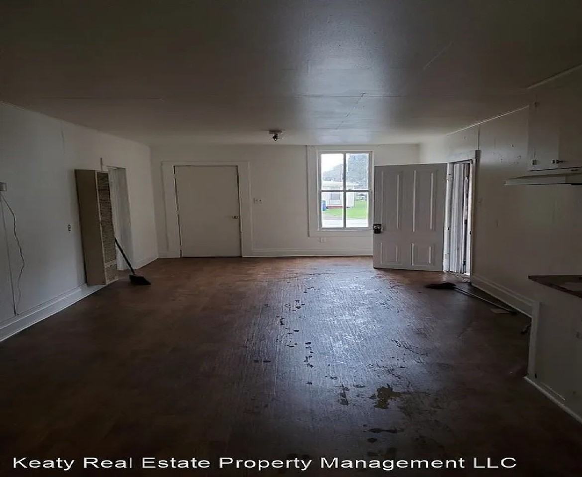 703 6th St #1 - Photo 5 of 5