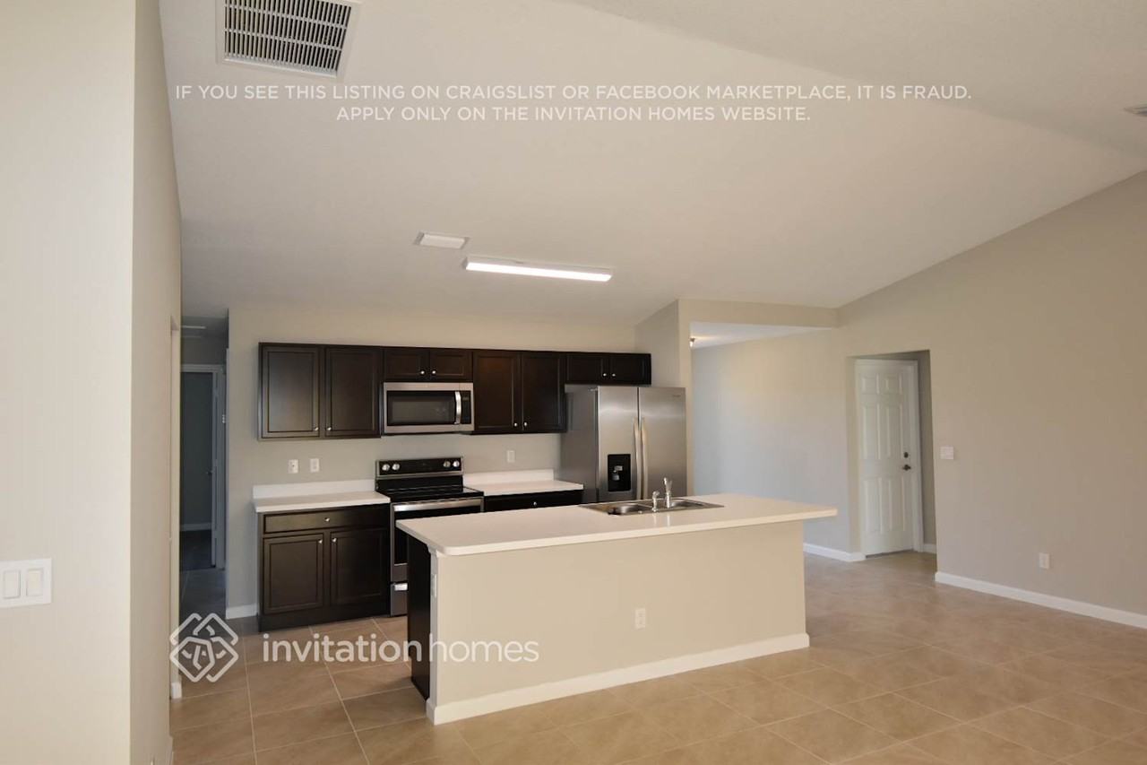 1650 Sw Merchant Ln - Photo 4 of 21