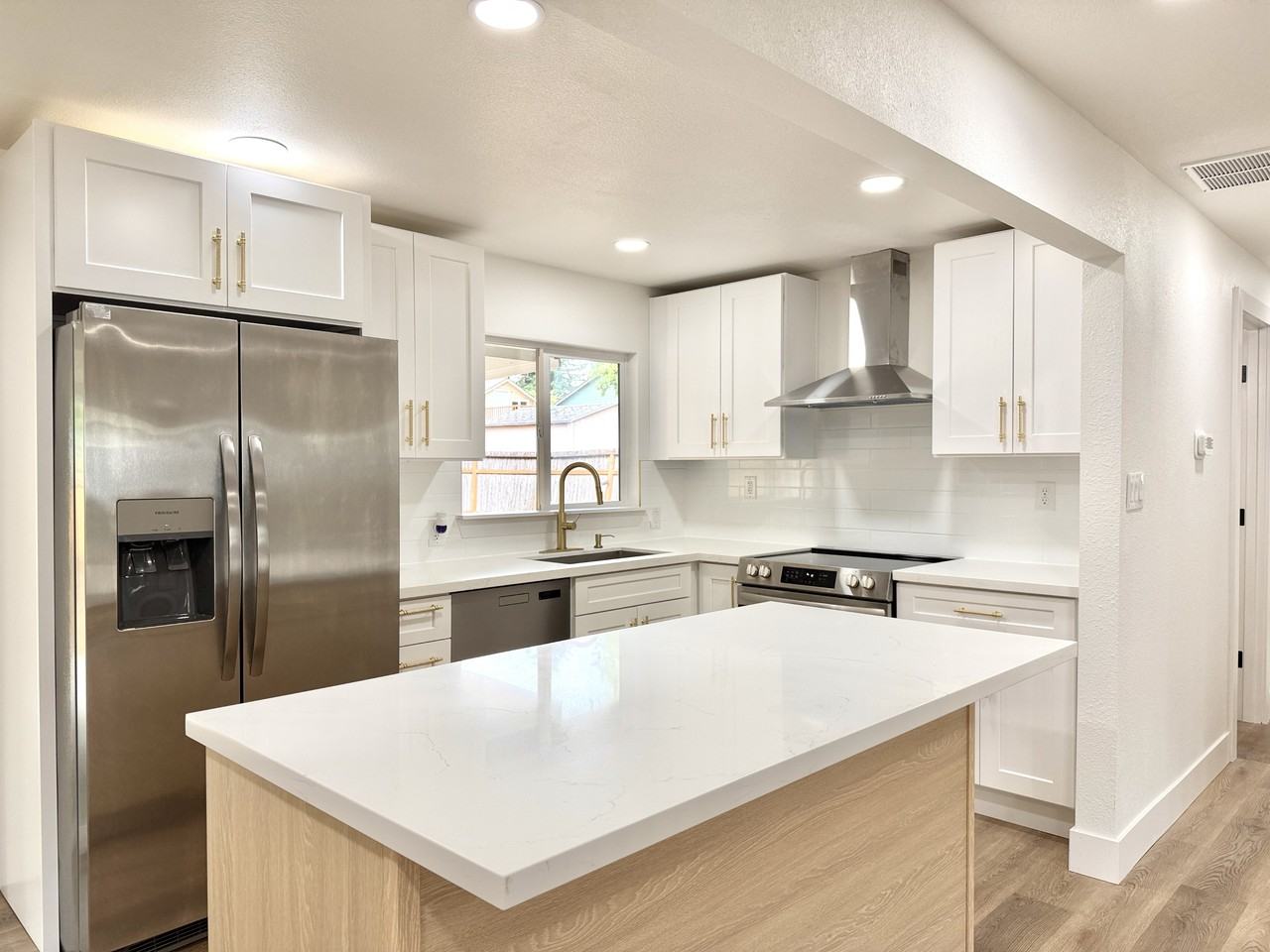 3912 Ne 21st St - Photo 5 of 26
