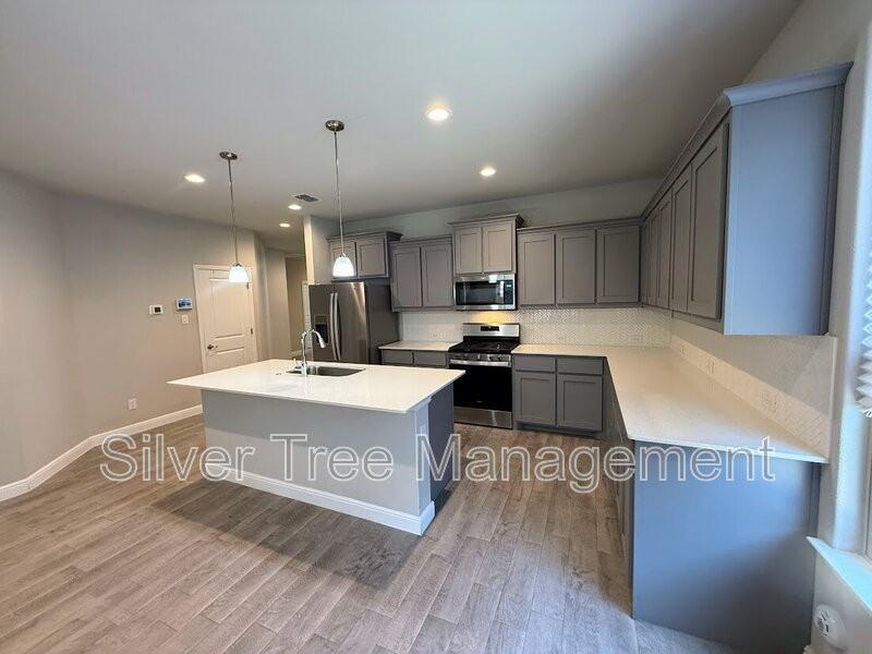 10921 Rockchapel Dr - Photo 4 of 38