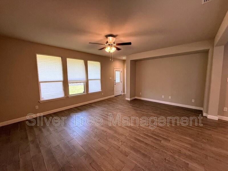 10921 Rockchapel Dr - Photo 7 of 38
