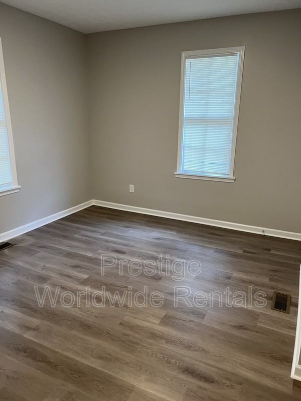 4708 11th Ave - Photo 4 of 6