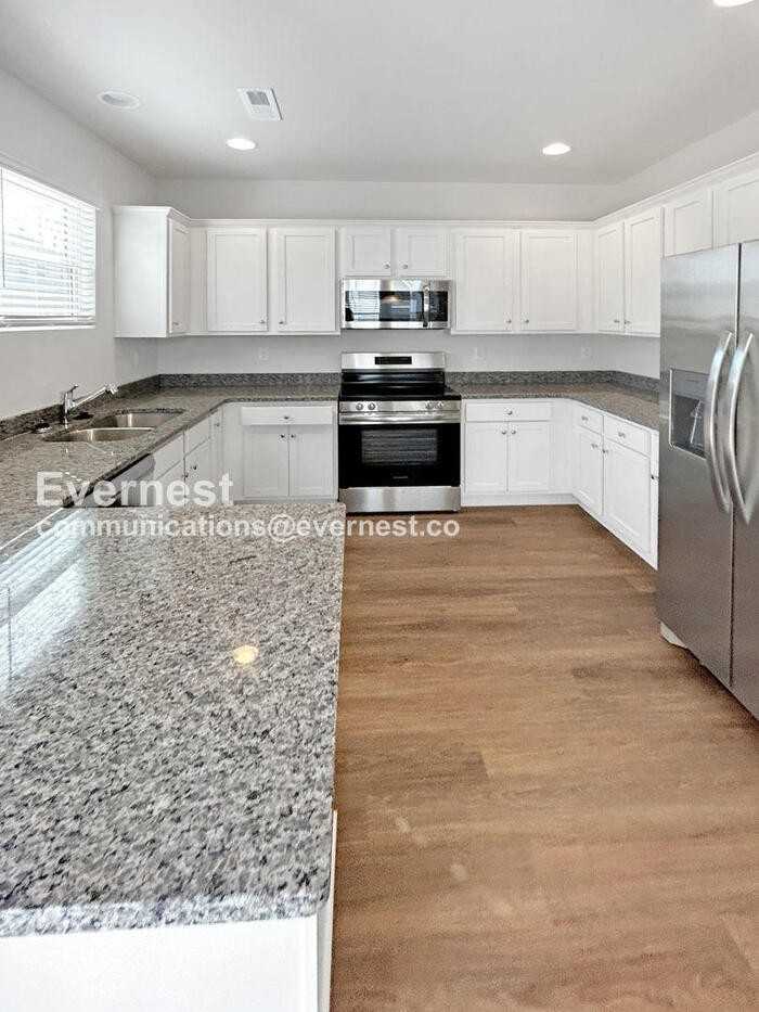 233 W Grover St - Photo 5 of 17
