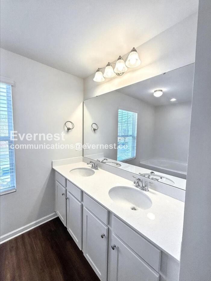 233 W Grover St - Photo 6 of 17
