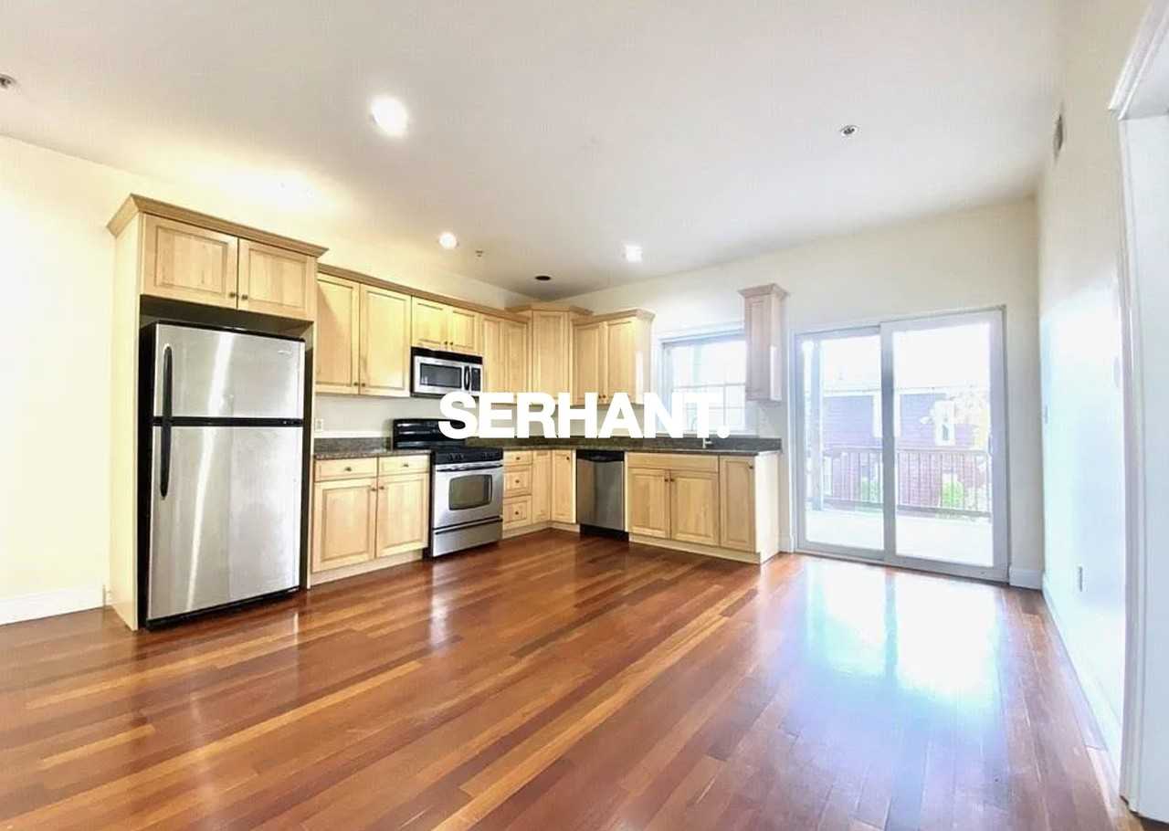 657 Bennington St #2 - Photo 3 of 7