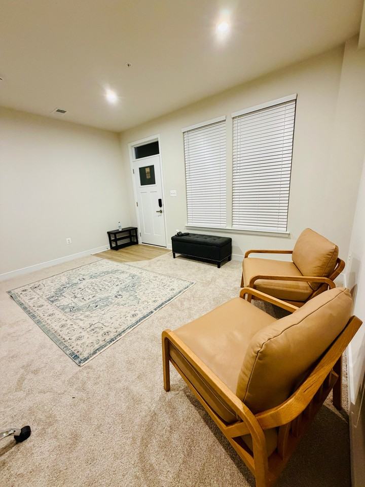 737 Lennox St - Photo 3 of 21