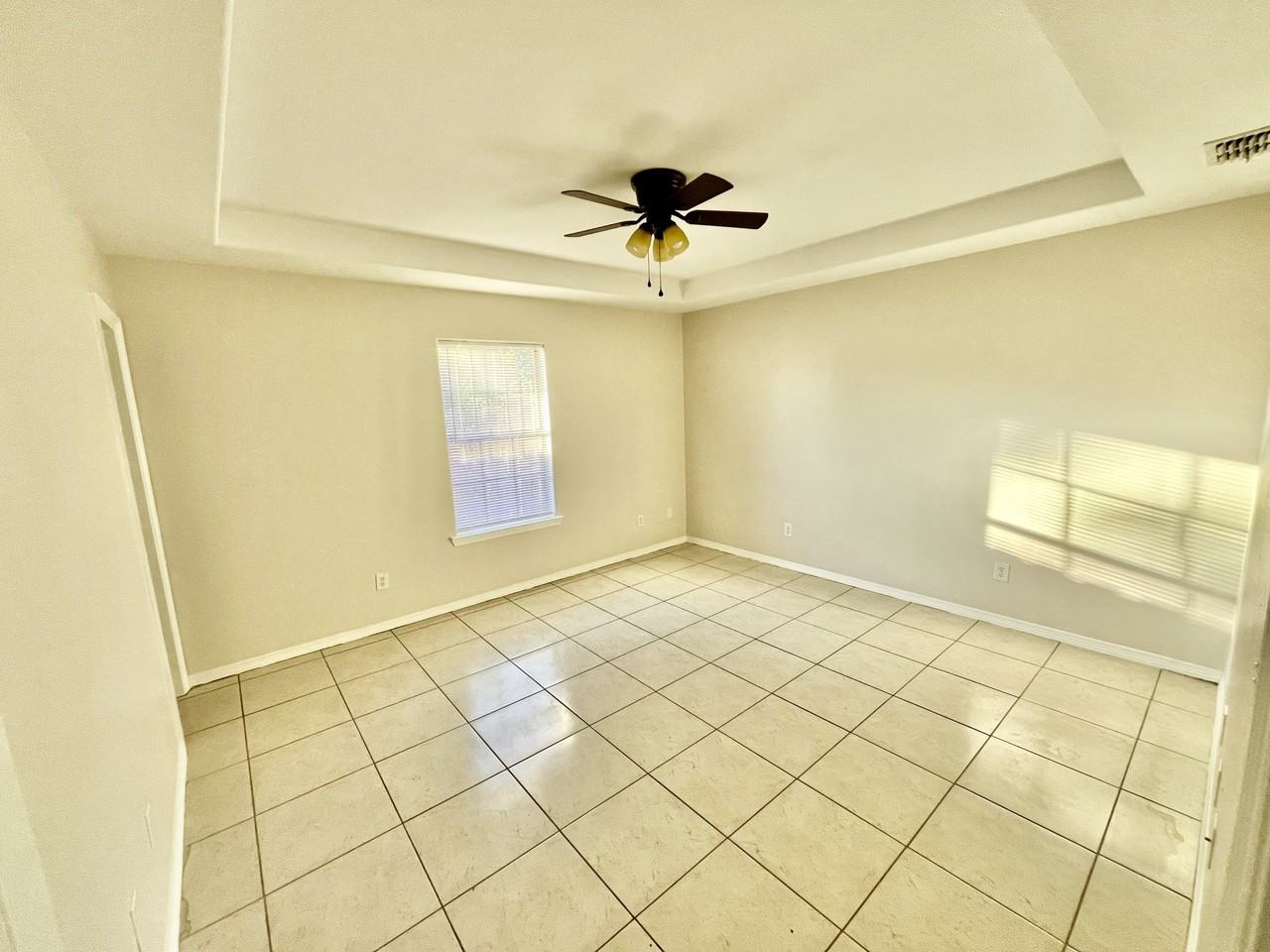 2410 W Hackberry Ave #2 - Photo 5 of 6