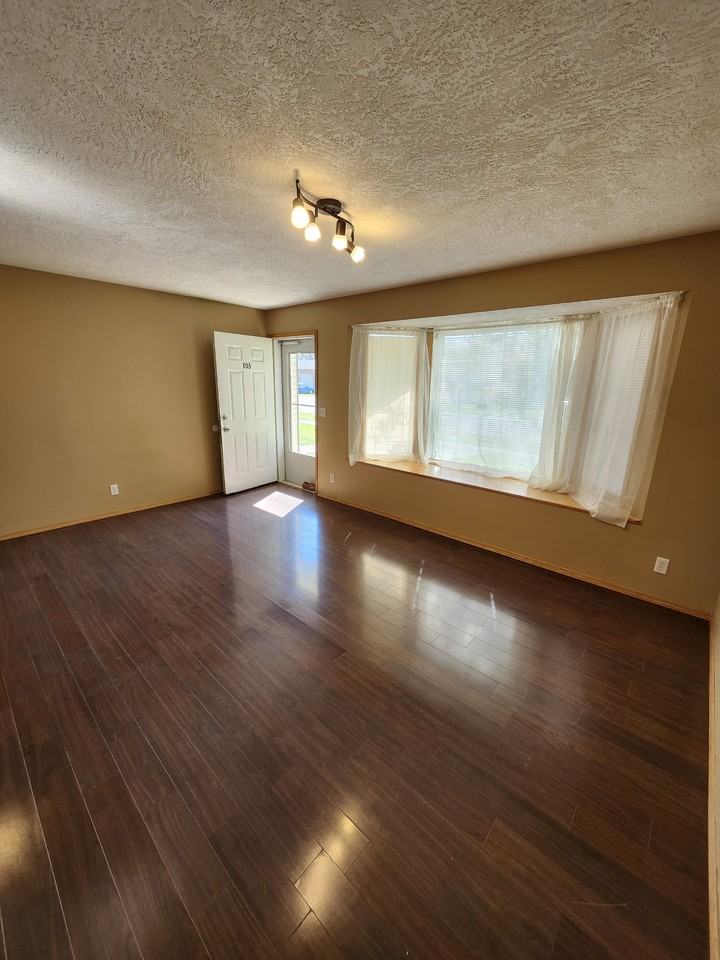 615 Third St - Photo 4 of 15