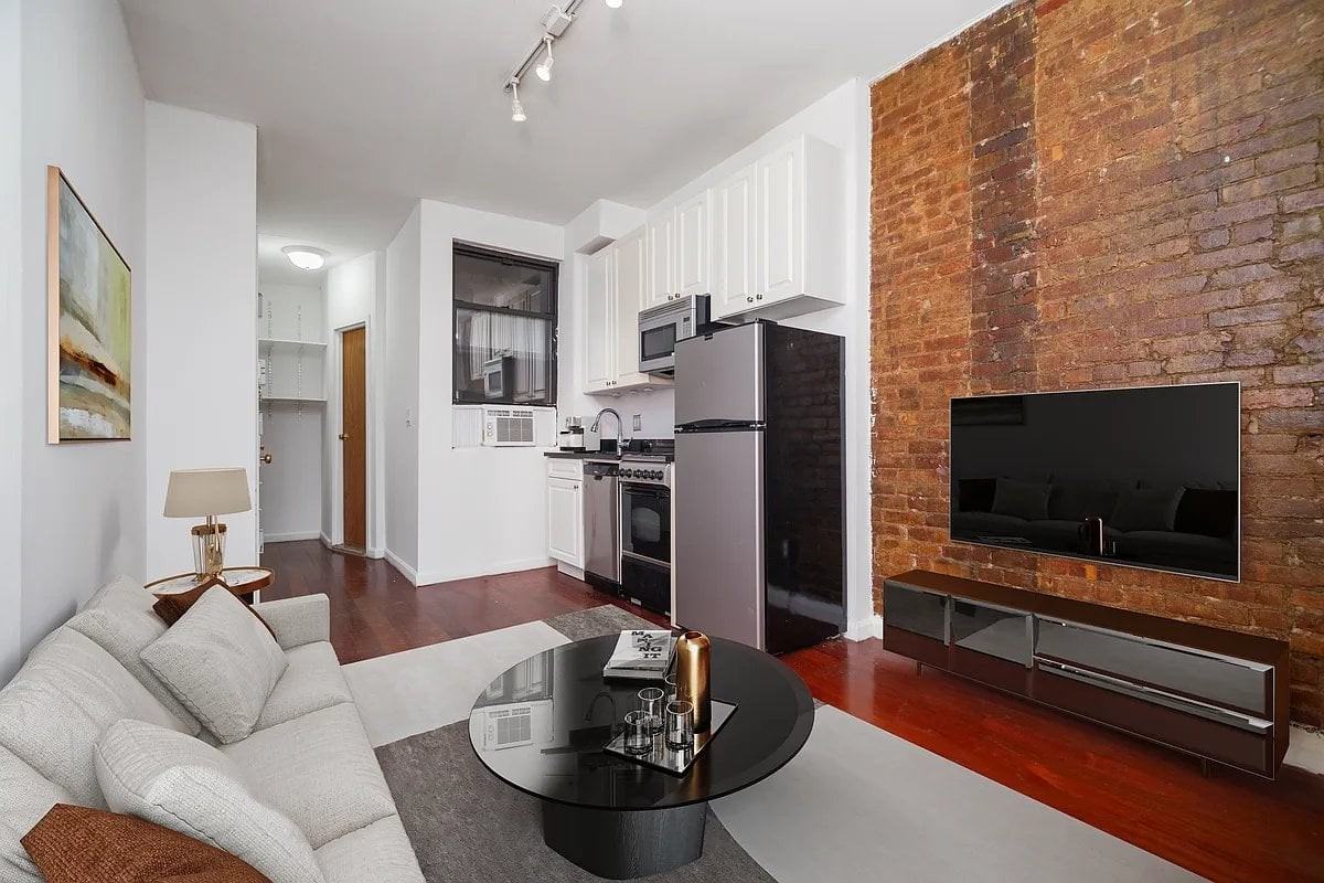249 E 10th St #1 - Photo 2 of 5