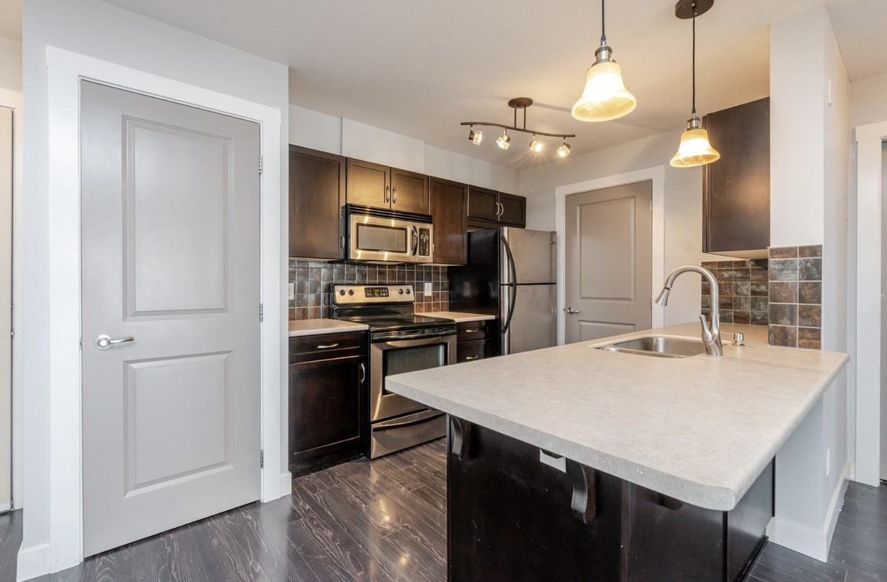 2038 Sandalwood Cres - Photo 3 of 15
