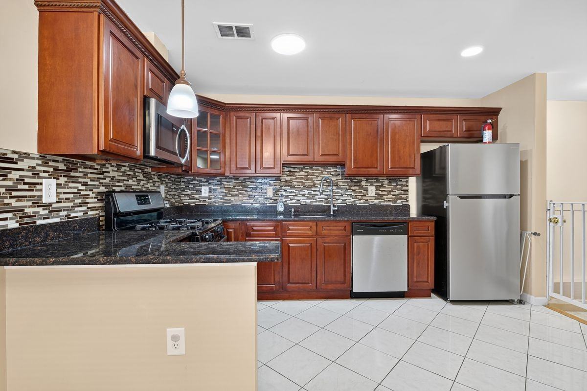43 Manhattan Ave ##1 - Photo 2 of 24