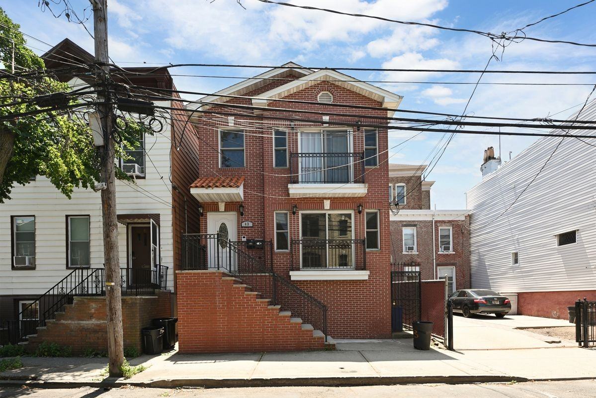 43 Manhattan Ave ##1 - Photo 3 of 24