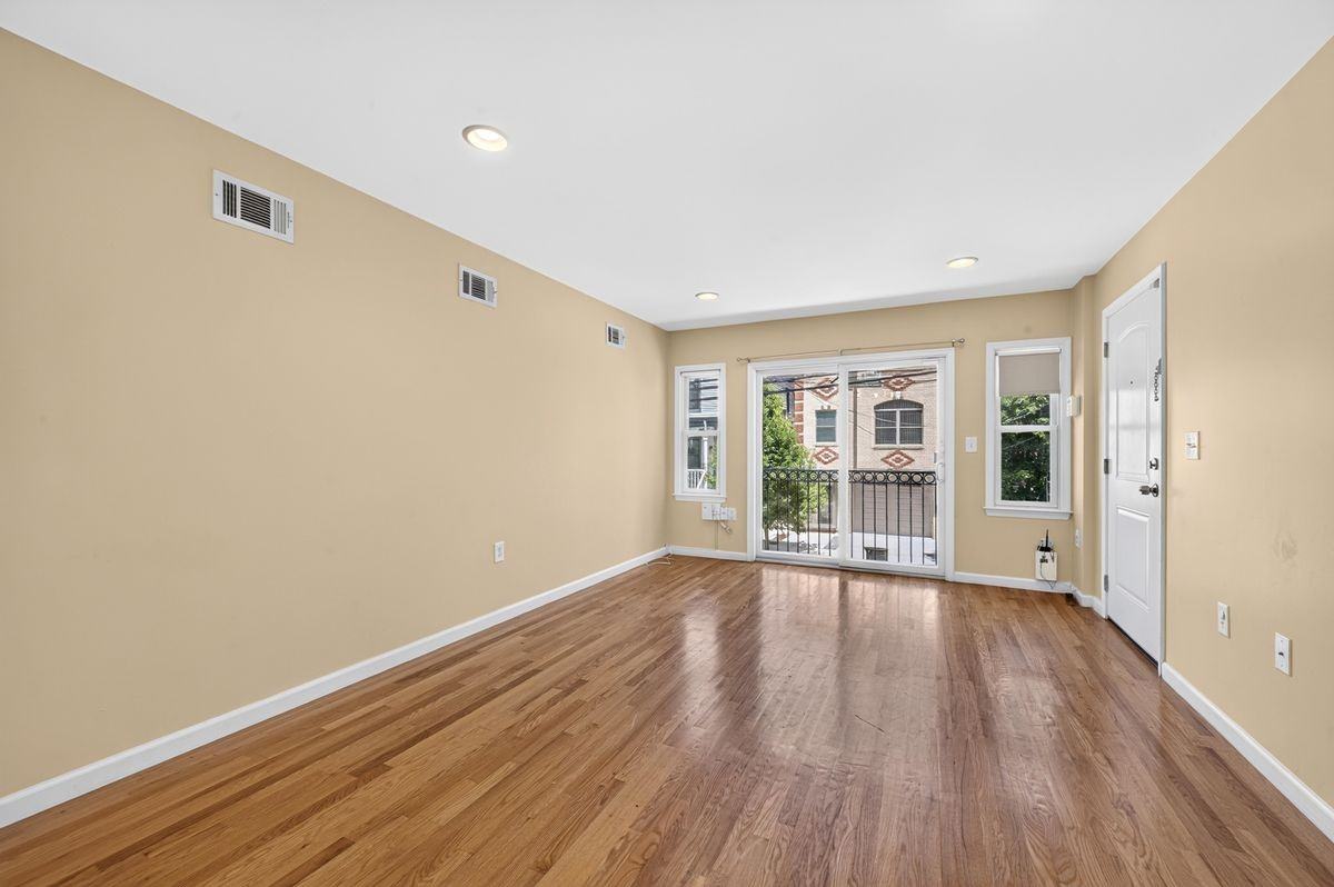 43 Manhattan Ave ##1 - Photo 4 of 24