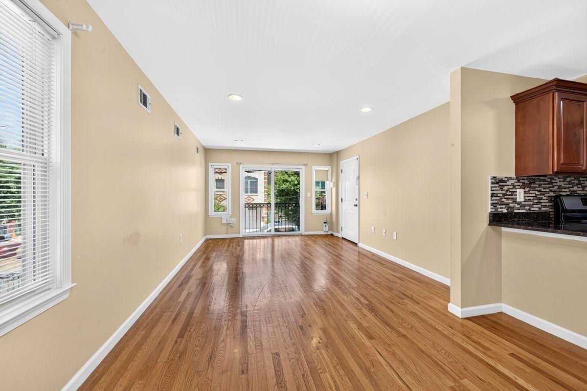 43 Manhattan Ave ##1 - Photo 5 of 24
