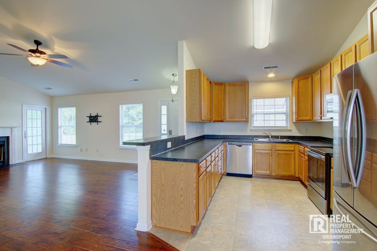 302 Coosawatchie St - Photo 4 of 21