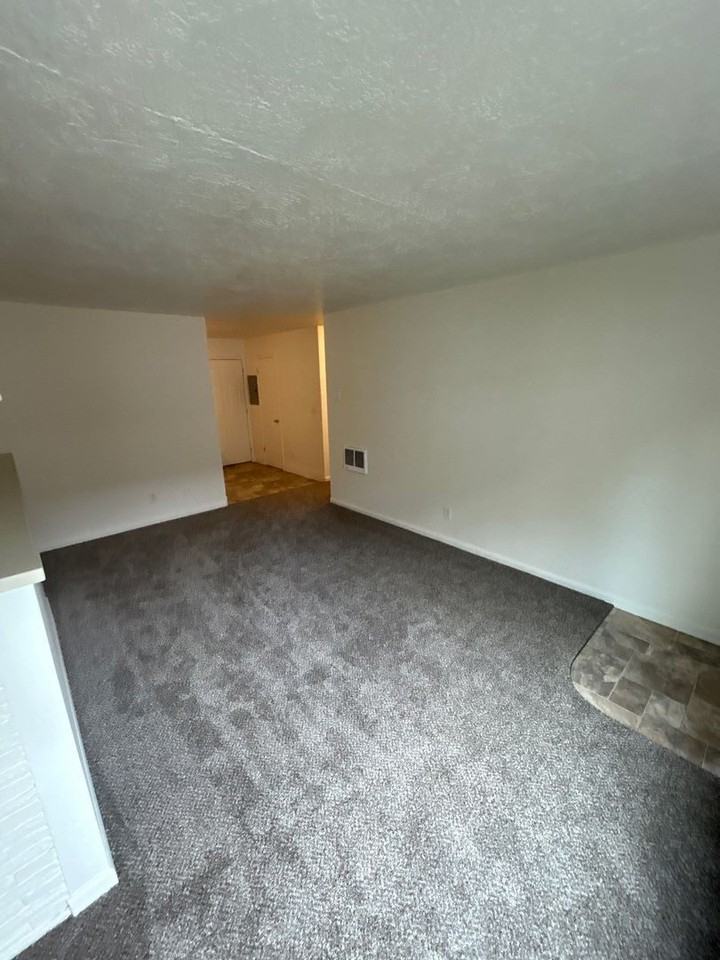 2469 Lee St Se - Photo 3 of 11