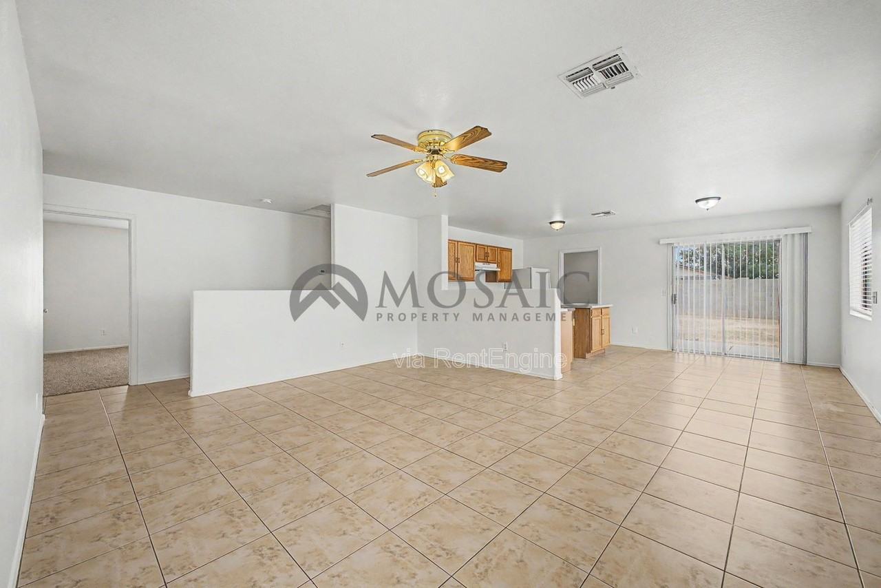 1004 E Cowboy Cove Trl - Photo 4 of 41