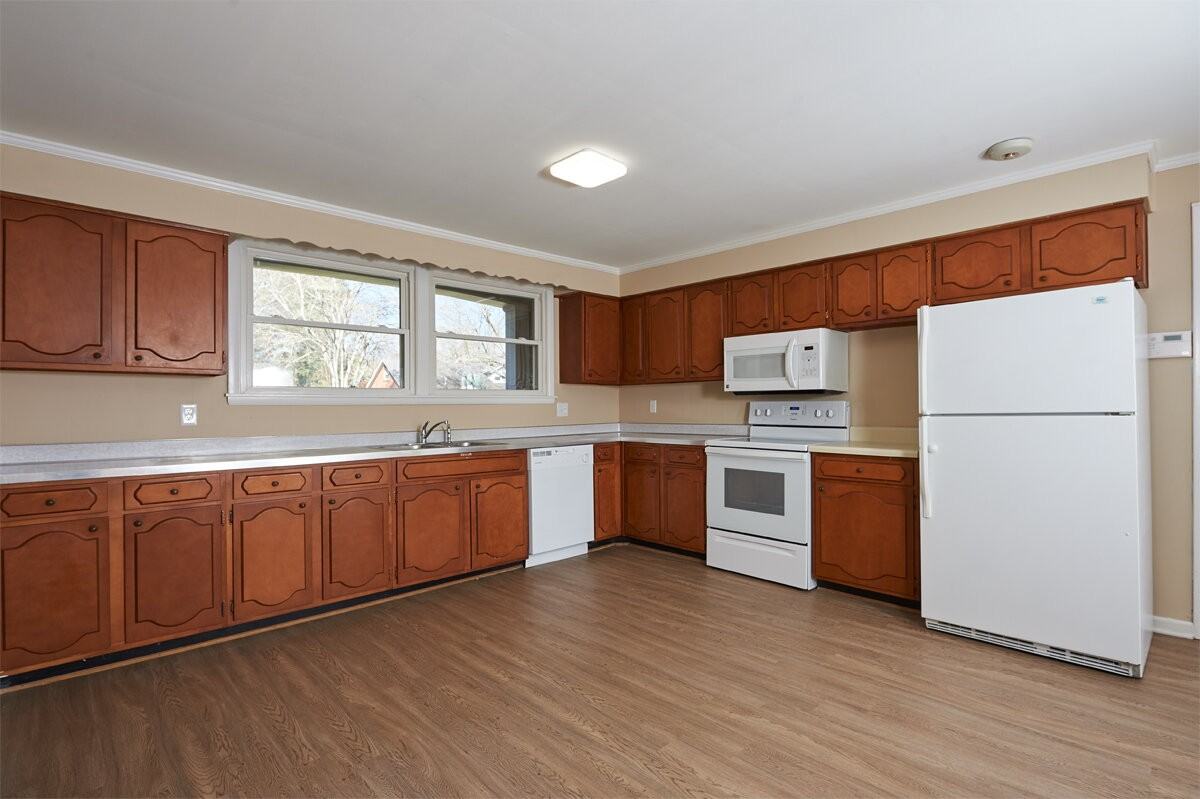 1716 Woodside Dr - Photo 3 of 13