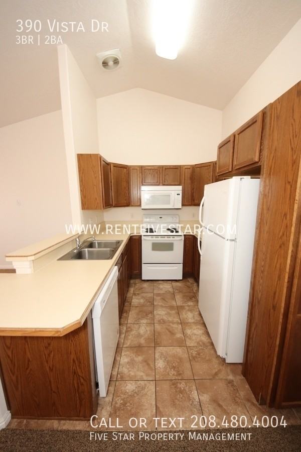 390 Vista Dr - Photo 3 of 9