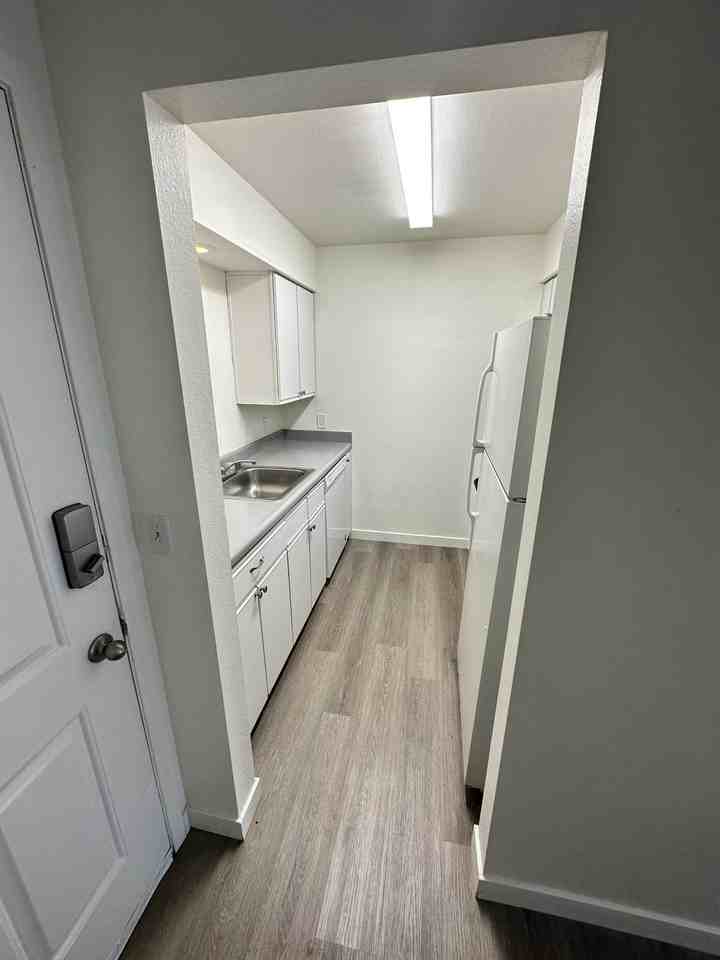 1119 West 11th Avenue - Photo 3 of 19