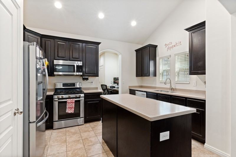 10213 S Sacramento Way - Photo 5 of 15