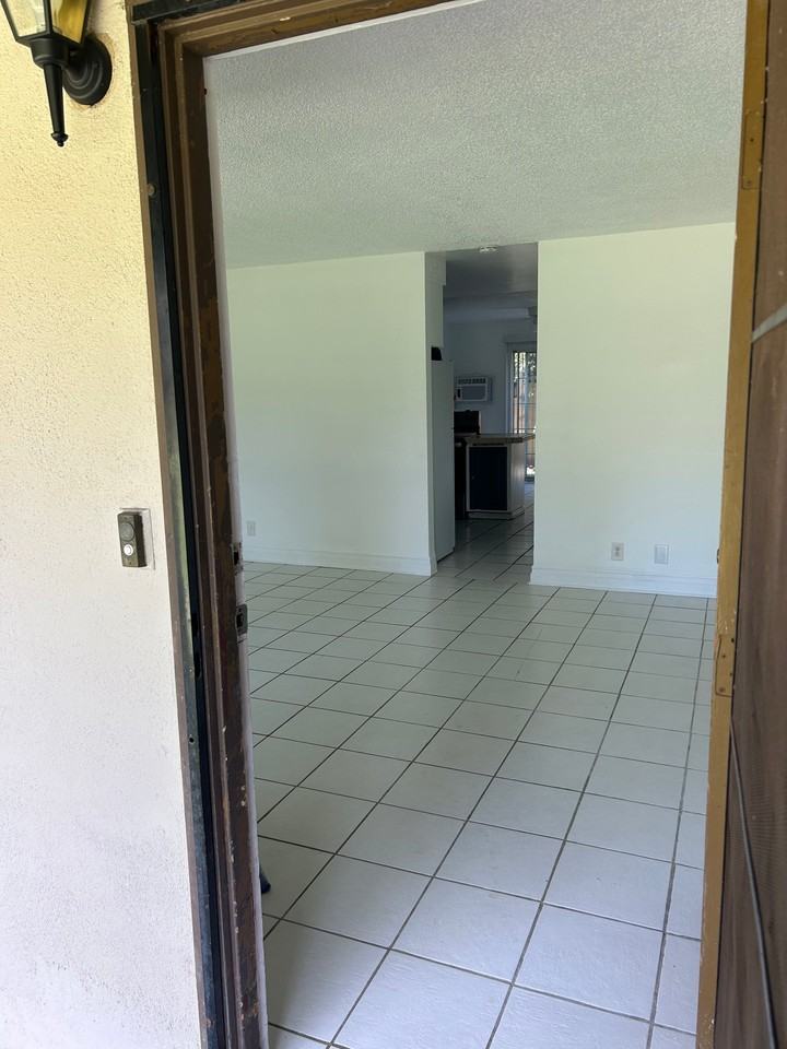 521 S Lyon St #35 - Photo 2 of 9