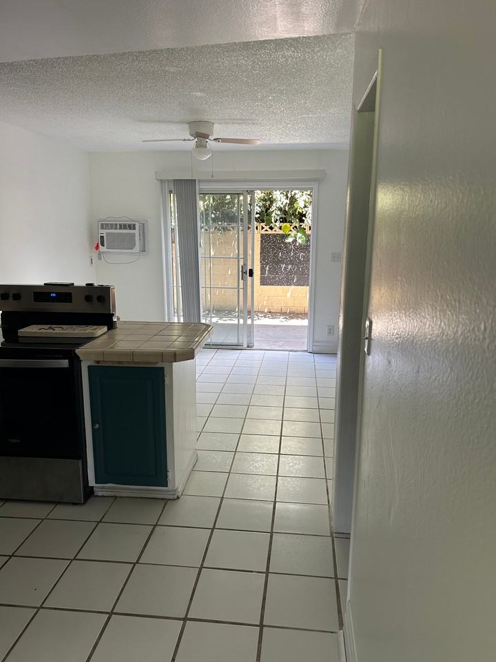 521 S Lyon St #35 - Photo 3 of 9