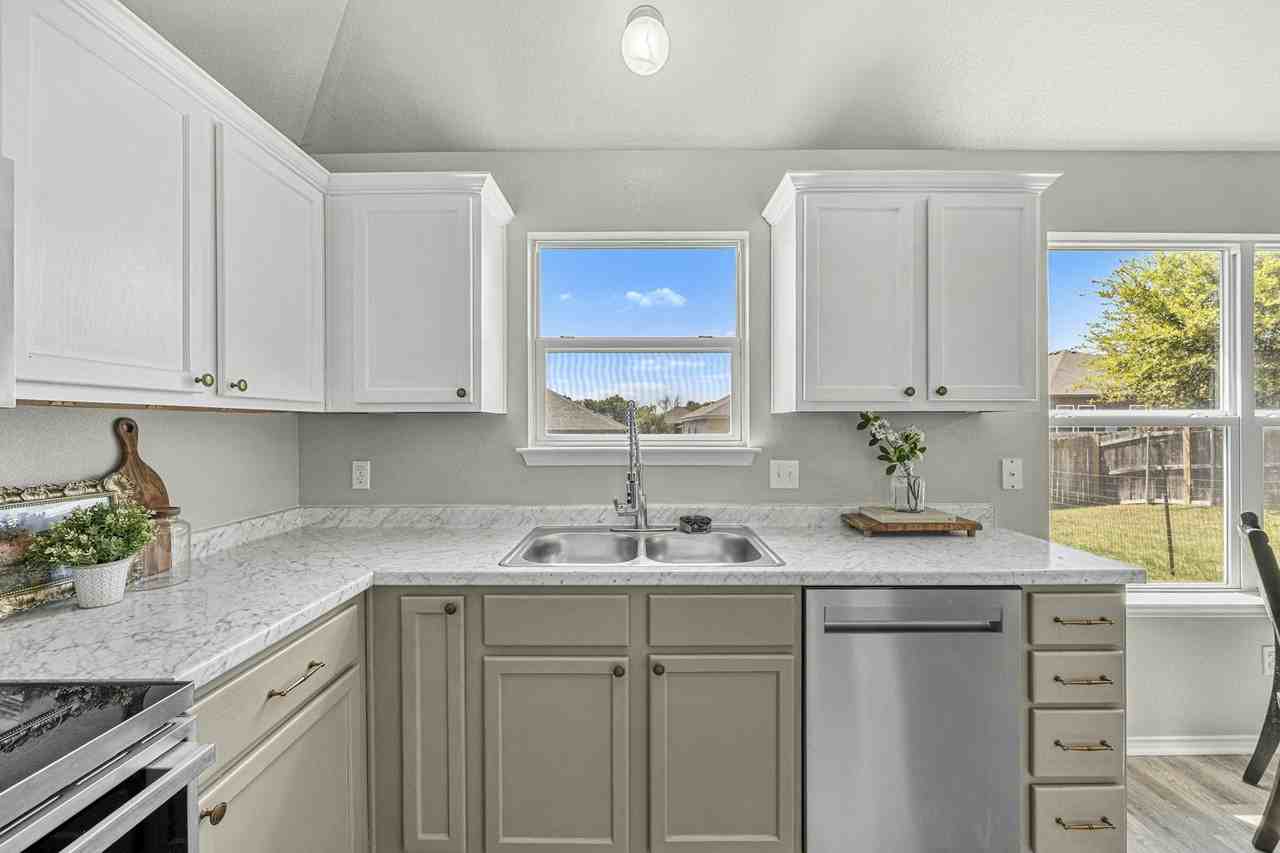 2207 Stoneham Court - Photo 3 of 33