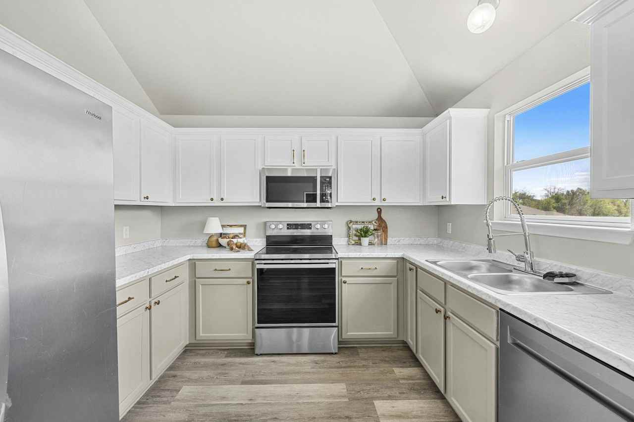 2207 Stoneham Court - Photo 5 of 33