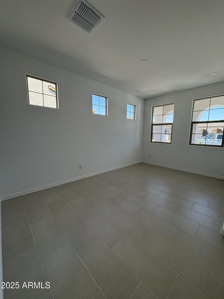 17613 W Georgia Ave - Photo 6 of 44