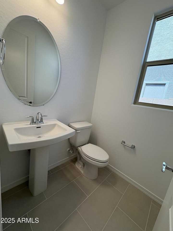 17613 W Georgia Ave - Photo 7 of 44