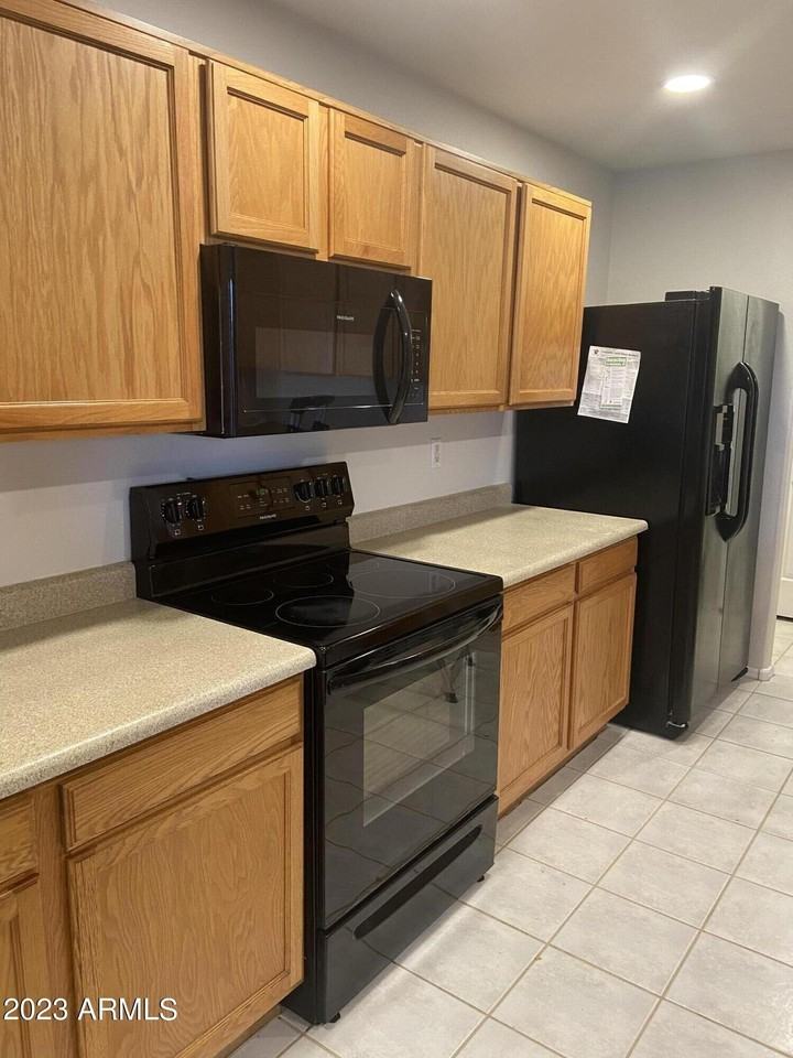12527 N 57th Ave - Photo 3 of 31