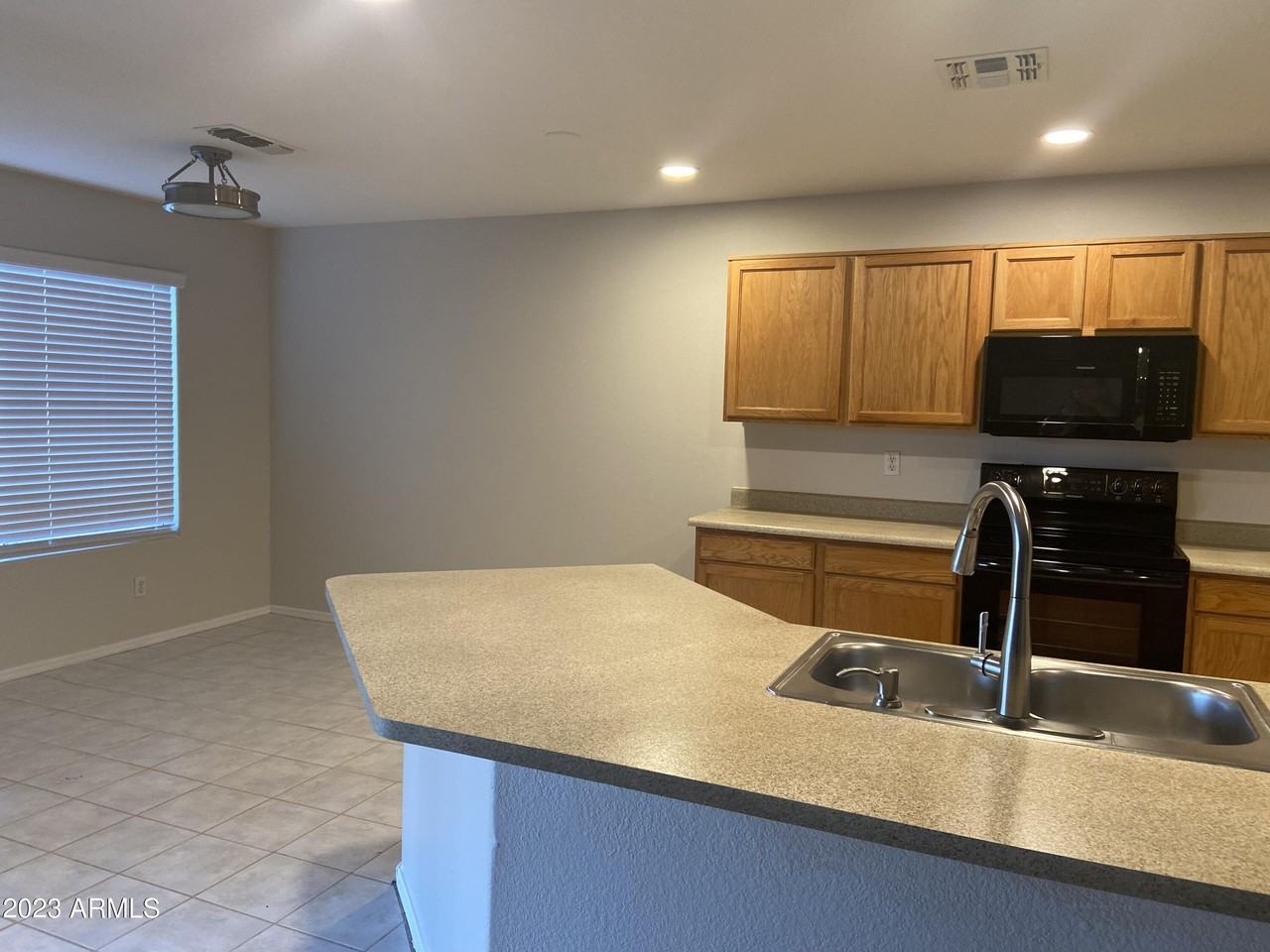 12527 N 57th Ave - Photo 4 of 31
