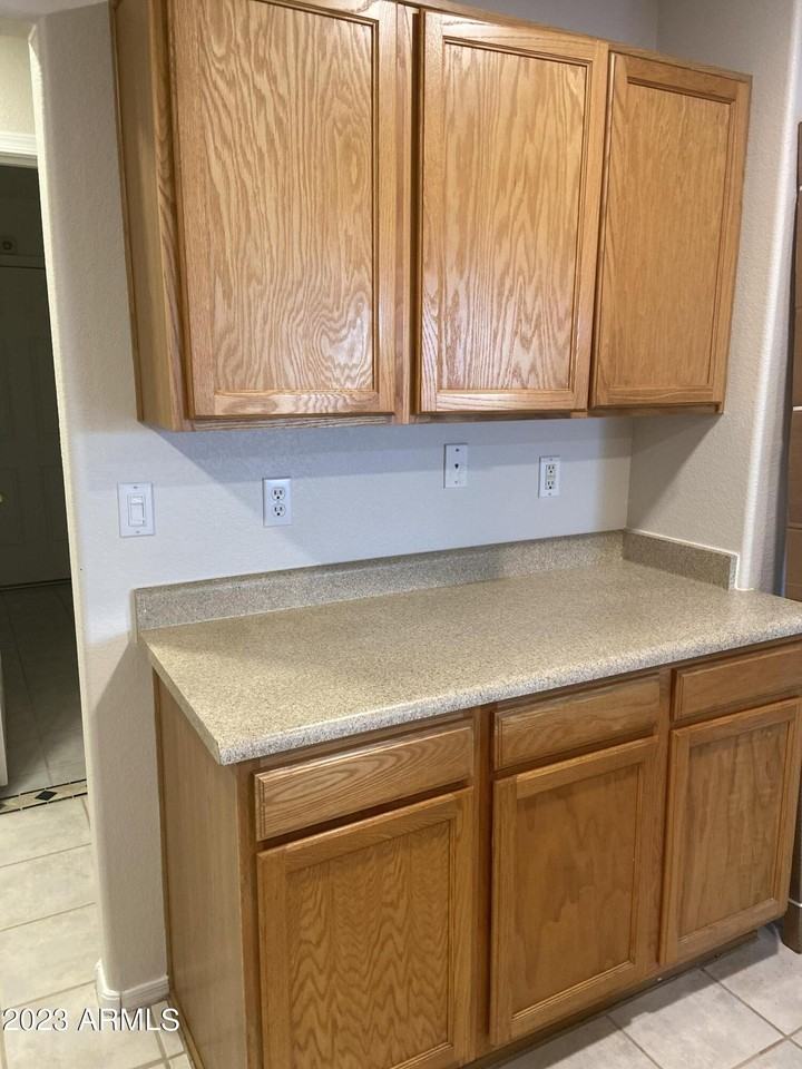 12527 N 57th Ave - Photo 5 of 31