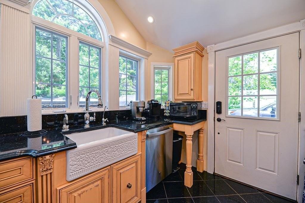 113 Wentworth Rd - Photo 4 of 39