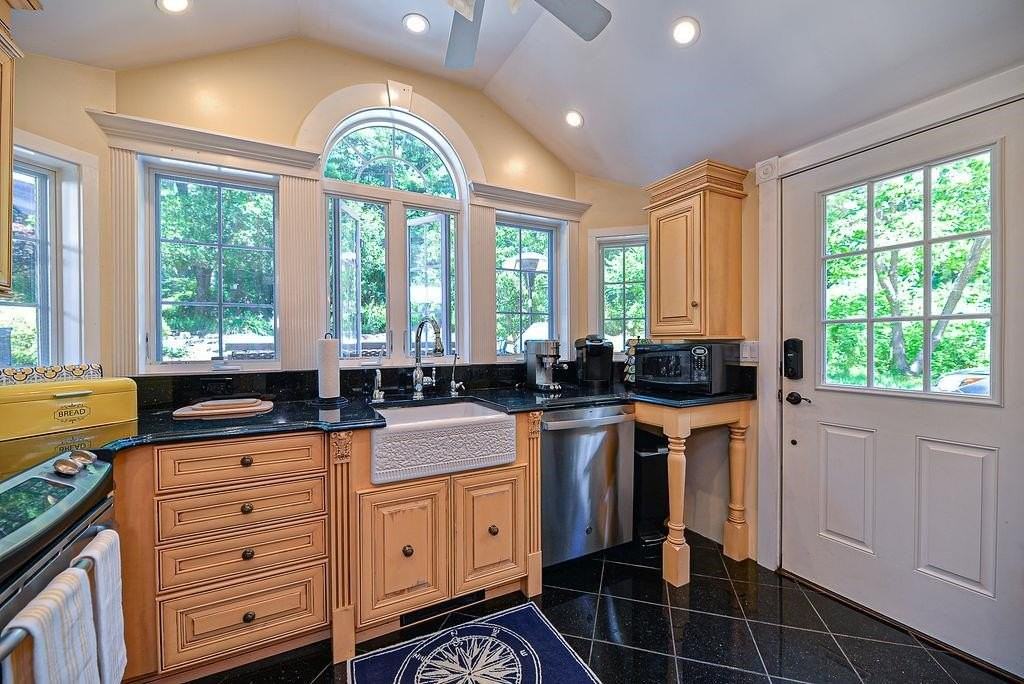 113 Wentworth Rd - Photo 5 of 39