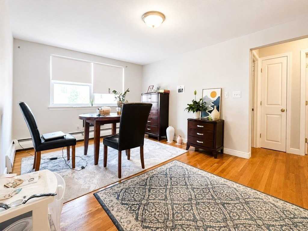 11 Commonwealth Ct - Photo 2 of 11